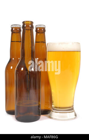 Bicchiere di birra in bottiglie di vetro bruno uno mezzo vuoto Foto Stock