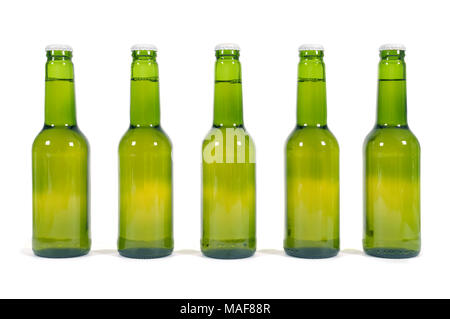 Fila di cinque lager verde bottiglie di birra Foto Stock