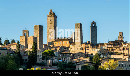 La collina fortificata città di San Gimignano nel tardo pomeriggio la luce del sole Foto Stock