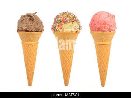 Fragola, cioccolato e vaniglia coni gelato contro uno sfondo bianco Foto Stock