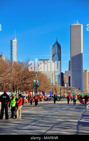 Chicago, Illinois, Stati Uniti d'America. Con una porzione dello skyline della città in background, volontari oltre la linea del traguardo su una chiusa Columbus Drive. Foto Stock