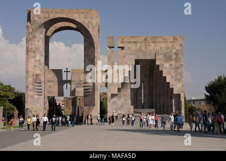 I visitatori entrano la Santa Sede di Echmiadzin attraverso il cancello principale con i suoi 2001 visita papale monumento, Vagharshapat (Echmiadzin), Armenia Foto Stock