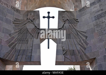 Ingresso principale alla Santa Sede di Echmiadzin con pietra intagliata monumento commemorativo 2001 visita di Papa Giovanni Paolo II, Vagharshapat (Echmiadzin), Armenia Foto Stock