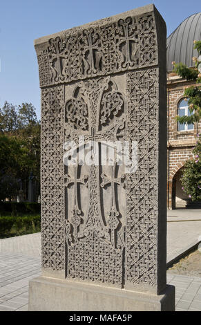 Pietra scolpita khatchkar (khachkar) sui terreni della Santa Sede di Echmiadzin, Vagharshapat, Armenia Foto Stock