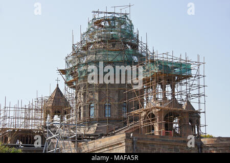 Echmiadzin (Etchmiadzin, Echmiatsin, Etchmiadzin) Cattedrale sotto il ponteggio durante i lavori di ristrutturazione, Vagharshapat, Armenia Foto Stock