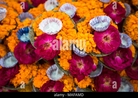 Petali di fiori per cerimonia puja sulle rive del fiume Gange a Varanasi (India). Foto Stock