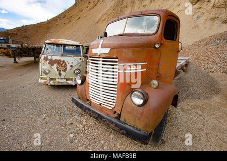 Un 1947 Dodge carrello mansarda, in pietra di una vecchia cava, a est di Clark Fork Idaho. Foto Stock