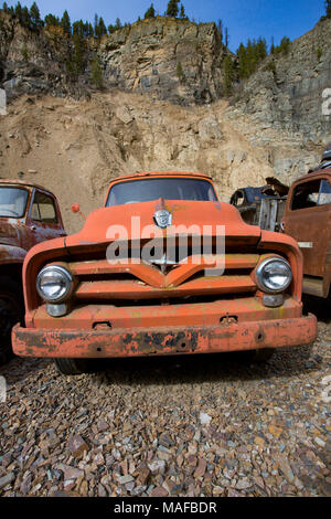 La griglia di un vecchio, rosso 1955 Ford F-500 carrello, in una cava di pietra, a est di Clark Fork Idaho. Foto Stock