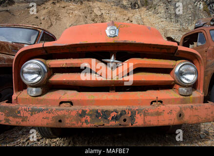 La griglia di un vecchio, rosso 1955 Ford F-500 carrello, in una cava di pietra, a est di Clark Fork Idaho. Foto Stock