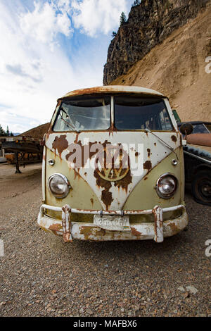 Un arrugginito, verde lime 1959 Volkswagen Microbus, in una cava di pietra, a est di Clark Fork Idaho. Foto Stock