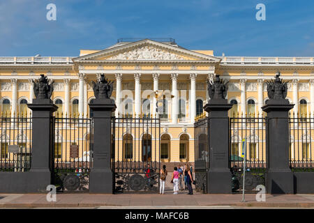 RUSSIA, San Pietroburgo - Agosto 18, 2017: Il Museo Russo Statale (precedentemente il Museo Russo di Sua Maestà Imperiale Alessandro III) è l'ampia Foto Stock