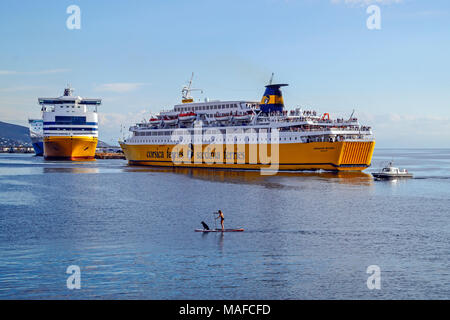 Corsica Ferries Sardegna Regina è la retromarcia fuori del porto di Bastia Bastia Corsica Francia Europa con la Sardegna Andrea ormeggiata in background Foto Stock