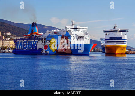 Mobi traghetto Moby Dada partenza dal porto di Bastia Corsica Francia Europa con la Sardegna Andrea ormeggiato a destra Foto Stock
