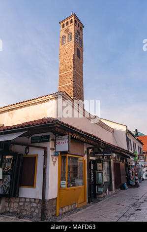 SARAJEVO, BOSNIA - Jan 26, 2018:Sarajevo Vecchia Torre dell Orologio della torre con orologio è il solo orologio pubblico nel mondo che mantiene il tempo lunare (a la Turk) per indicare i tempi per la preghiera giornaliera.Situato nella strada Ferhadija Bascarsija area. Foto Stock