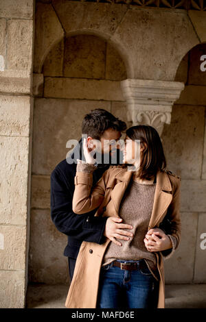 Abbracciato amare giovane nella zona storica di Budapest, Ungheria Foto Stock