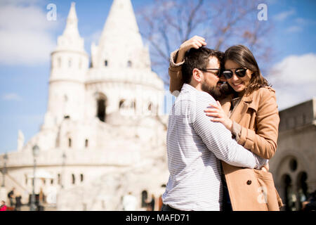 Abbracciato amare giovane nella zona storica di Budapest, Ungheria Foto Stock