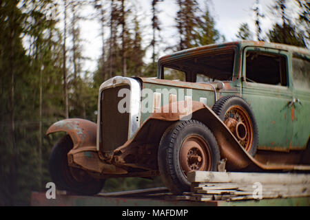 Un verde 1932 Chevrolet serie BA Confederate berlina 4 porte in una vecchia cava di pietra, a est di Clark Fork, Idaho. Foto Stock