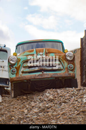 Un processo personalizzato nominale 1954 Dodge V-8 nominale di lavoro stepside Custom pickup truck, in una vecchia cava, a est di Clark Fork Idaho. Foto Stock