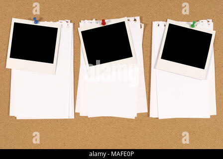 Avviso di sughero o bulletin board con tre vuoto fotocamera istantanea stampe fotografiche e diversi fogli di disordinato notepaper strappato. Spazio per la copia. Foto Stock