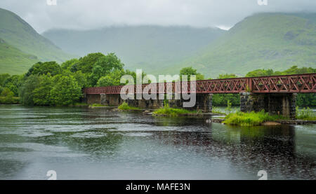 Ponte ferroviario nei pressi di Kilchurn Castle e Loch Awe, Argyll and Bute, Scozia. Foto Stock