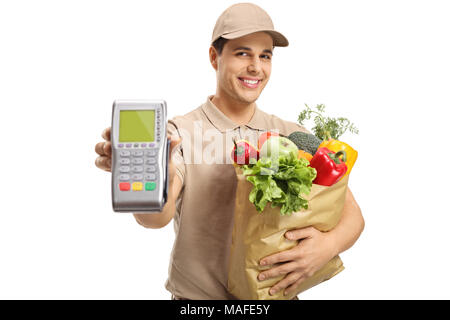 Consegna uomo con un sacco di negozi di generi alimentari e un terminale di pagamento isolato su sfondo bianco Foto Stock