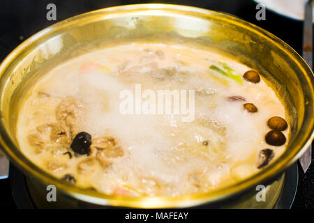 Bollire hotpot close up con molti ingredienti Foto Stock