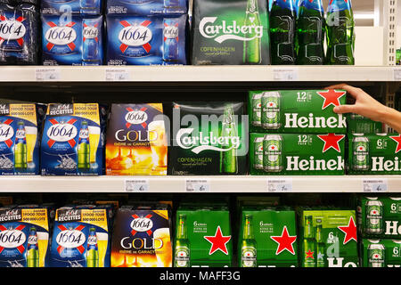 Birra Heineken in un supermercato francese Foto Stock