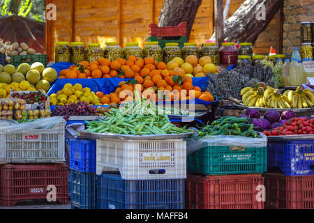 Stallo stradale la vendita di frutta e verdura fresca, Antalya, Turchia Foto Stock