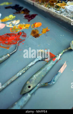Un olio di artisti tavolozza di vernice in uso in location. Foto Stock