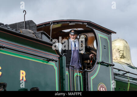 Ai comandi di O1 classe No.65 sulla ferrovia Bluebell Foto Stock