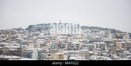 Kozani, Grecia. Tradizionale città nevoso e nebbioso sfondo cielo. Popolare destinazione per vacanze in Macedonia. Vista panoramica. Foto Stock