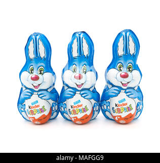 Largs, Scotland, Regno Unito - 31 Marzo 2018: stagnola avvolto Uovo Kinder conigli. Ultimi reportage sul confezionamento wastfull in relazione alla non riciclabile plastica Foto Stock