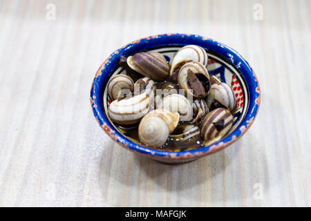 Ciotola di lumache al mercato alimentare di piazza Jemaa El Fnaa, Marrakech, Marocco Foto Stock