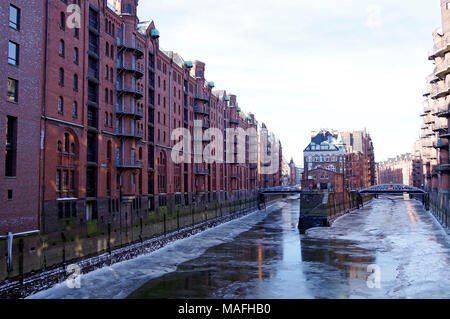 Vista lungo la Wandrahmsfleet, Speicherstadt, la storica area del porto di Amburgo, rivestiti di revival gotico magazzini del tardo XIX inizio xx secolo Foto Stock