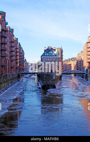 Vista lungo la Wandrahmsfleet, Speicherstadt, la storica area del porto di Amburgo, rivestiti di revival gotico magazzini del tardo XIX inizio xx secolo Foto Stock