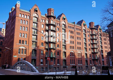 Blocco del magazzino W, uno dei molti di questi blocchi nella Speicherstadt, la storica area del porto di Amburgo, revival gotico di stile tardo XIX inizio xx secolo Foto Stock