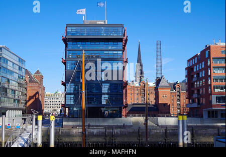 Residenziali e di edifici per uffici su un ex docklands jetty di Hamburg docks, la prima fase del massiccio di HafenCity di rinnovo urbano di progetto Foto Stock