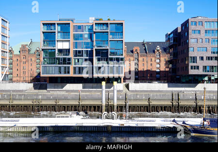 Residenziali e di edifici per uffici su un ex docklands jetty di Hamburg docks, la prima fase del massiccio di HafenCity di rinnovo urbano di progetto Foto Stock