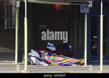 Uomo dorme in modo irregolare a Royal Windsor Foto Stock