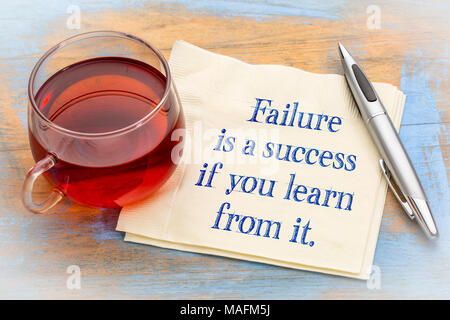 Il fallimento è un successo se il vostro imparare da esso - scrittura su un tovagliolo Foto Stock