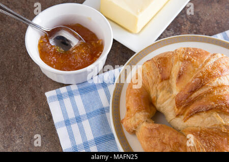 Cibo. dorate e croccanti croissant con burro e marmellata colazione Foto Stock