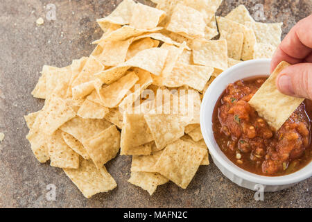 Cibo. fire arrosto salsa di pomodoro con tortilla chips dal tettuccio Foto Stock