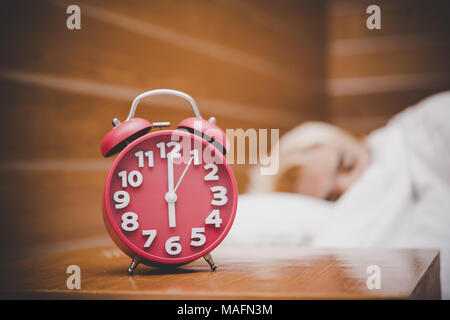 Sveglia rossa al mattino sveglia per andare a lavorare. Foto Stock
