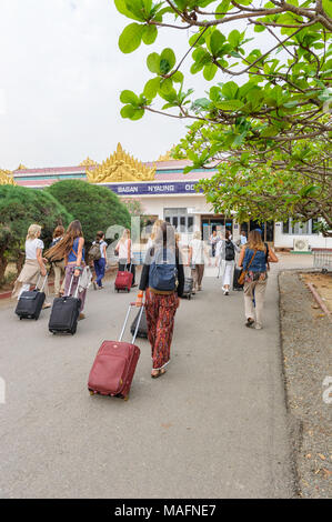 I turisti che giungono a Nyaung U Aeroporto di Bagan, Myanmar (Birmania) Foto Stock