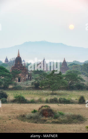 Tramonto di Bagan visto dal Tempio di Shwesadaw, Myanmar Birmania Foto Stock