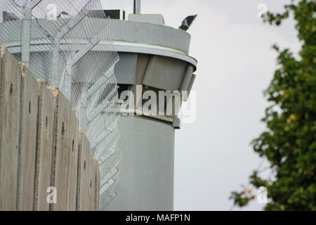 Torre di avvistamento sulla parete di separazione tra il territorio palestinese occupato in Cisgiordania o a Gaza e Israele Foto Stock