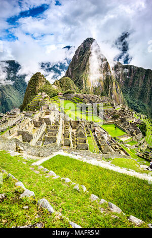 Il Machu Picchu in Perù - Rovine di Inca Empire City e Huaynapicchu montagna nella Valle Sacra, Cusco, Sud America. Foto Stock