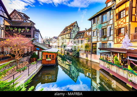 Colmar, Alsazia, Francia. Gingerbread case alla Petite Venise. Decorazione di natale di artigiani locali, famosa in Europa. Foto Stock