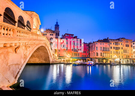 V enite, Italia - immagine di notte con il Ponte di Rialto, il più antico ponte che attraversa il Canal Grande di Venezia. Foto Stock