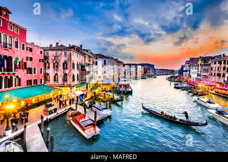 V enite, Italia - Night immagine con Grand Canal, dal più antico ponte Rialto, Venezia. Foto Stock